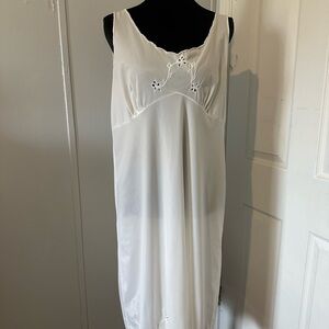 Vanity Fair vintage (1950s-1960s)Elegant White Women's Nightgown